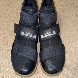 LeBron soldier 10 - black and gum